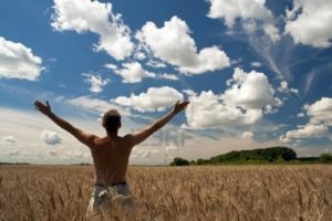 FOTO DE UN HOMBRE FELIZ VIENDO LAS NUBES