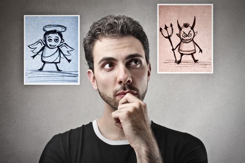 Hombre con un angel y un diablo en los hombros, ¿Cómo tranquilizar la mente?