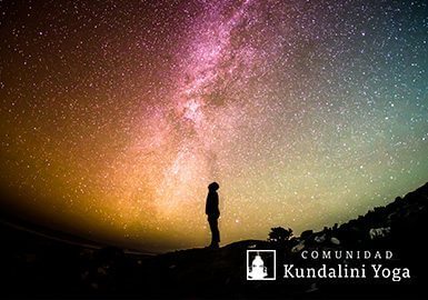 hombre mirando el universo