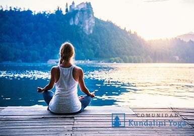 mujer meditando