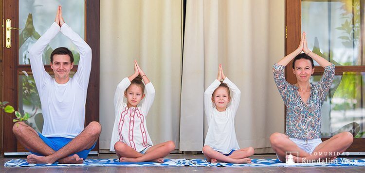 Familia practicando Kundalini Yoga